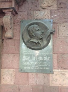 Памятная табличка на доме, где жил композитор Арно Бабаджанян
