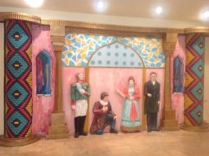 Барельеф посвященный первой постановке пьесы “Горе от ума”. Крайний справа – Грибоедов.