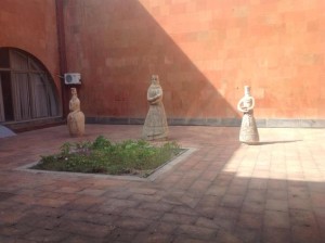Женские глиняные фигуры