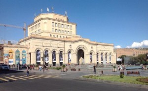 В здании на Площади Республики расположена не только картинная галерея, два этажа занимает музей истории Армении.