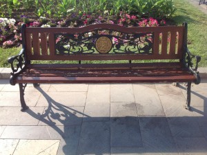 В центре Еревана можно перевести дух на скамейках с гербом города