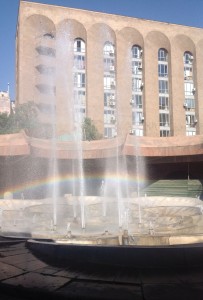 Радуга над фонтаном у станции метро "Площадь Республики"