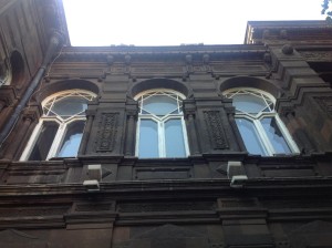 Окна выполненные ввиде традиционной армянской звезды Окна выполненные ввиде традиционной армянской звезды