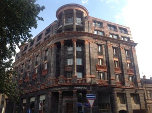 Строящаяся в духе армянских архитектурных традиций гостиница Tufenkian