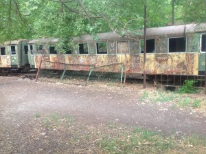 Искореженный поезд детской железной дороги